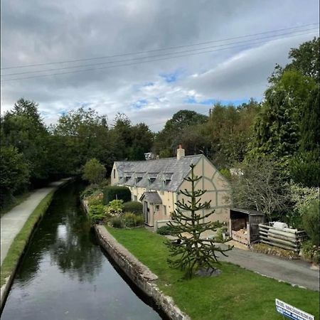Canalside Cottage In The Heart Of Llangollen. Luaran gambar